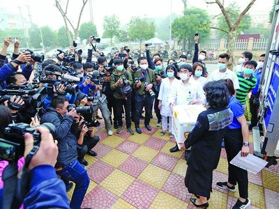 Chưa bao giờ, doanh nghiệp, doanh nhân hay những nhà báo tự nhận mình là những người lính đi đầu.