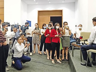 Báo chí tác nghiệp trong Trung tâm Báo chí tại Nhà Quốc hội trong dịp bầu cử đại biểu Quốc hội khóa XV và Hội đồng nhân dân các cấp nhiệm kỳ 2021 - 2026.