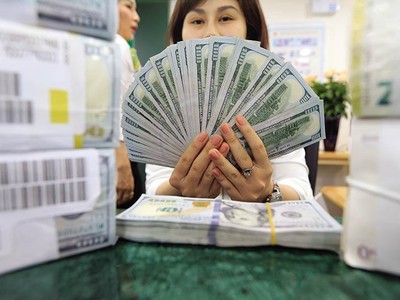 Sau khi Fed tuyên bố không điều chỉnh lãi suất USD (ngày 16/6), giá bán USD tăng 50 - 60 đồng/USD. Ảnh: Đ.T