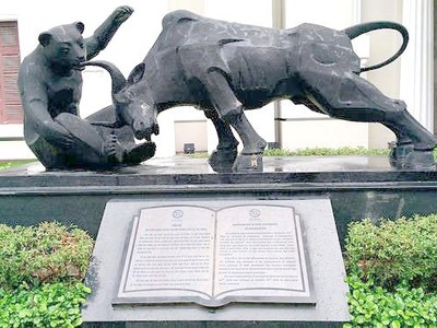 Các công ty do Sở Giao dịch Chứng khoán Việt Nam (NVNX) nắm giữ 100% vốn điều lệ bao gồm: Sở Giao dịch Chứng khoán Hà Nội (HNX) và Sở Giao dịch Chứng khoán TP.Hồ Chí Minh (HSX)