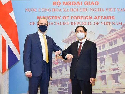 Bộ trưởng Ngoại giao Bùi Thanh Sơn và Bộ trưởng Ngoại giao và Phát triển Anh Dominic Raab (Ảnh: Tuấn Anh)