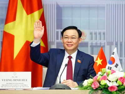 Chủ tịch Quốc hội Vương Đình Huệ tại đầu cầu Nhà Quốc hội Việt Nam.