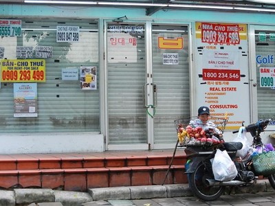 Người được ưu tiên hỗ trợ là người bán hàng rong, buôn bán nhỏ lẻ trên đường phố, thu gom rác, phế liệu; bốc vác, vận chuyển hàng hóa; bán vé số lưu động (ảnh: Trọng Tín)