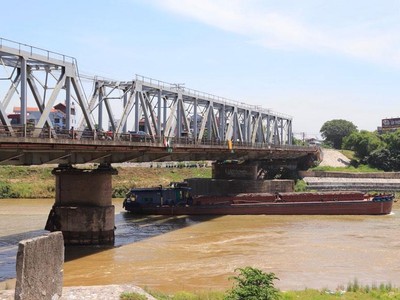 Tĩnh không của cầu Đuống (nối quận Long Biên với huyện Gia Lâm) thấp, ảnh hưởng đến việc đi lại của tàu thuyền. Ảnh: Đỗ Tâm.