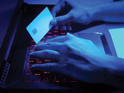 Các ngân hàng cung cấp thẻ tín dụng cho khách hàng và số CVV thì khách hàng cần chú ý giữ gìn và bảo vệ. Ảnh: Shutterstock