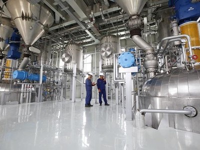 Vicostone được Nhà máy hóa chất Phenikaa cung ứng 100% nguồn Resine – nguyên vật liệu chính và chiếm khoảng 40% nguồn giá trị vật liệu đầu vào trong sản xuất đá thạch anh