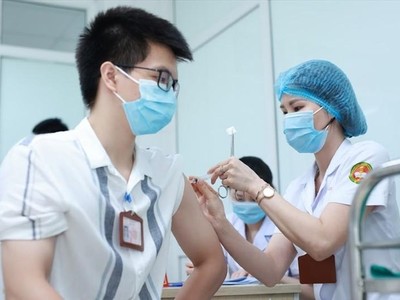 Tiêm thử nghiệm vắc-xin Nano Covax tại Học viện Quân Y. Ảnh: Hải Nguyễn