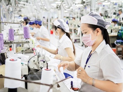 Người lao động làm việc trong nhà xưởng của May Nhà Bè (Nguồn: MNB).