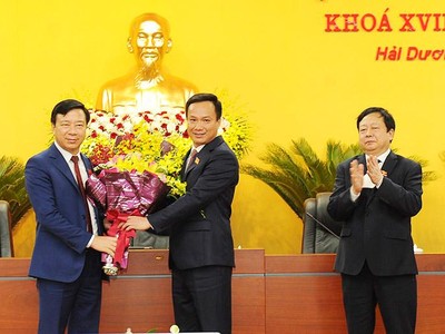 Ông Phạm Xuân Thăng, Bí thư Tỉnh ủy, Chủ tịch HĐND tỉnh Hải Dương tặng hoa chúc mừng ông Triệu Thế Hùng, Phó Bí thư Tỉnh ủy, tân Chủ tịch UBND tỉnh Hải Dương khóa XVII