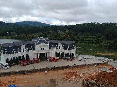 Công ty cổ phần Đầu tư Lý Khương (trụ sở tại TP.HCM) xây dựng hàng loạt công trình không phép tại hồ Tuyền Lâm trong thời gian qua. Ảnh: Nhiệt Băng