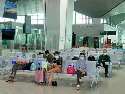 Theo lãnh đạo Cảng hàng không Vinh, hiện tại Cảng mỗi ngày chỉ duy trì khai thác 1 đường bay từ Vinh đi TP. HCM và ngược lại với tần suất 1 chuyến/ngày nhưng lượng khách rất ít. Ảnh Q.A