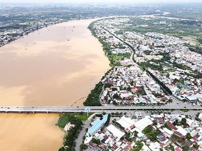 Dự án Xây dựng kè và đường ven sông Đồng Nai có điểm đầu từ cầu Hóa An, điểm cuối giáp ranh huyện Vĩnh Cửu. Ảnh: Phạm Tùng.