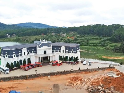 Công ty cổ phần Đầu tư Lý Khương xây dựng nhiều công trình không phép tại Khu du lịch quốc gia hồ Tuyền Lâm. Ảnh: Nhiệt Băng