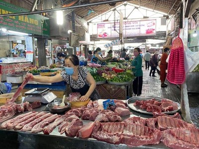 Tiểu thương sạp thịt heo tại chợ Phạm Văn Hai trước khi tạm ngưng hoạt động (Ảnh minh hoạ: Q.T).