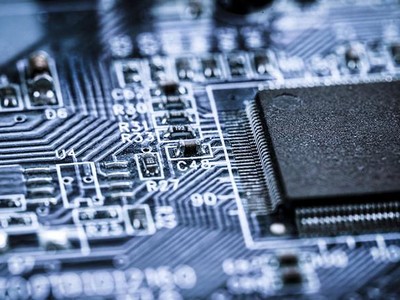 Cơn khát chip toàn cầu khiến các hãng ô tô phải loại bỏ một số tính năng cao cấp trên xe. Ảnh: AFP