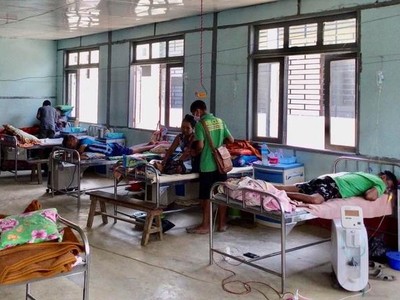 Các bệnh nhân Covid-19 bên trong một bệnh viện ở Myanmar (Ảnh: Reuters). 