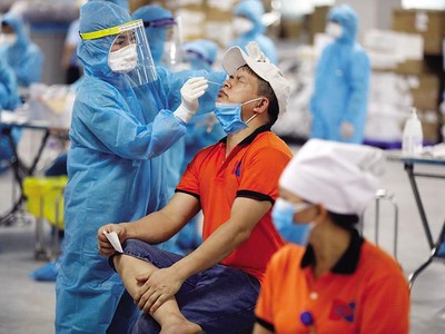 Lấy mẫu xét nghiệm virus SARS-CoV-2 cho công nhân tại Khu công nghiệp Quang Châu (Bắc Giang). Ảnh: Đức Thanh