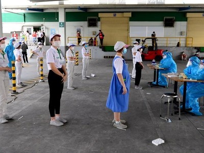 Công nhân tại Khu công nghệ cao thành phố Thủ Đức đến lấy mẫu xét nghiệm tầm soát Covid-19 (Ảnh: Nguyễn Quang).