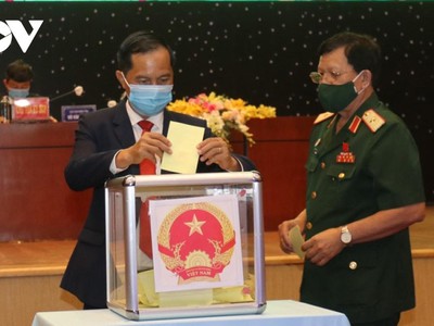 Đại biểu bỏ phiếu bầu các chức danh