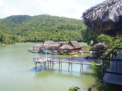 Nhà hàng nổi phục vụ khách du lịch tại Dự án Khu du lịch sinh thái Hải Đăng.