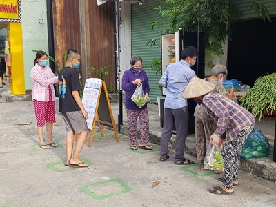 Người dân tại TP.HCM đến nhận thực phẩm từ "Tủ lạnh cộng đồng" (Ảnh: Tuấn Khởi).