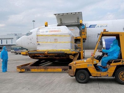 Việt Nam vừa tiếp nhận 97.110 liều vắc-xin Covid-19 của Pfizer/BioNtech. Đây là lô đầu tiên trong cam kết cung ứng 31 triệu liều vaccine của Pfizer/BioNtech cho Việt Nam trong năm 2021. Dự kiến, trong tháng 7 này sẽ có thêm các lô vắc-xin Covid-19 của Pfizer về Việt Nam (Ảnh: VGP).