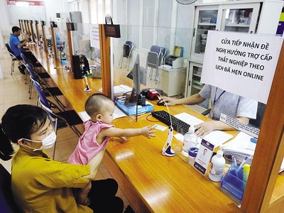 Hỗ trợ người dân bị ảnh hưởng bởi Covid-19. Ảnh: Đức Thanh