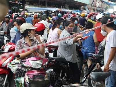 TP.HCM: Người dân đi chợ tự phát đông như trẩy hội trước giờ giãn cách