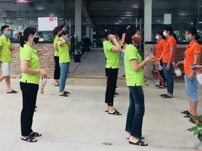 Các doanh nghiệp thực hiện nghiêm các biện pháp phòng, chống dịch Covid-19.