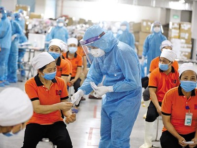 Chống dịch tốt và đẩy nhanh tiêm chủng vắc-xin phòng Covid-19 nhằm đạt được miễn dịch cộng đồng là cách để Việt Nam sớm mở cửa trở lại nền kinh tế. 