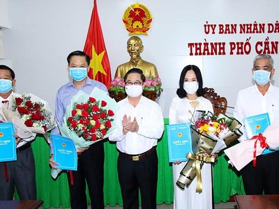 Chủ tịch UBND TP. Cần Thơ Trần Việt Trường (đứng giữa) trao các quyết định bổ nhiệm cán bộ. Ảnh: Thành Thật