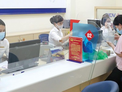 Việc các ngân hàng dư thừa thanh khoản, lãi suất huy động duy trì ở mức thấp trong thời gian dài khiến kênh gửi tiết kiệm trở nên kém hấp dẫn. Ảnh: Dũng Minh