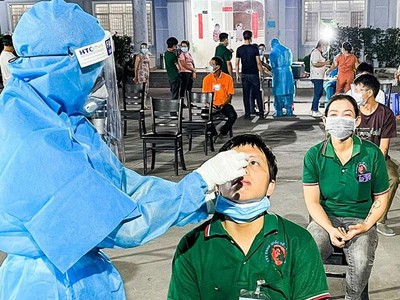 Test nhanh kháng nguyên Covid-19 cho công nhân, người lao động trong doanh nghiệp (Nguồn: Báo điện tử Chính phủ)