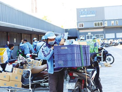 Các sàn thương mại điện tử sẽ phải kê khai hộ, nộp thuế thay cho người bán hàng online. Ảnh: Lê Toàn