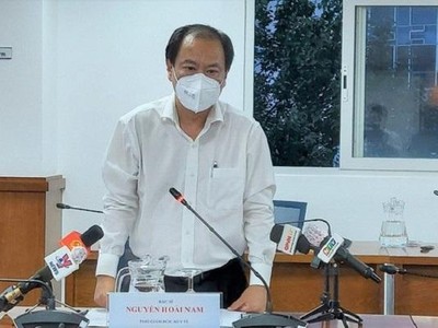 Ông Nguyễn Hoài Nam, Phó giám đốc Sở Y tế TP.HCM thông tin tại buổi họp