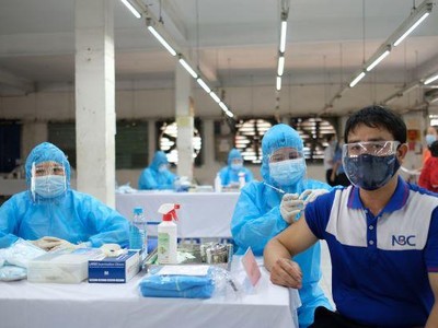Đẩy nhanh tiêm vaccine ngừa Covid-19 là giải pháp đẻ lao động dệt may sứm quay trở lại nhà máy làm việc.