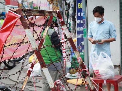 Người dân tại khu vực đường Bùi Văn Ba, phường Tân Thuận Đông, quận 7 đi lấy hàng hoá đặt từ siêu thị (Ảnh: Thị Hồng).