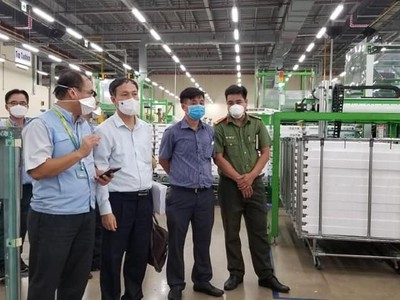 Đoàn công tác của Bộ Y tế kiểm tra nhà máy tại Khu Công nghệ cao TP.HCM.