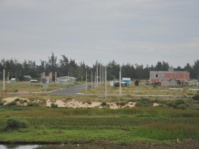 Một đoạn Sông Cổ Cò chưa được khơi thông. Ảnh: H.A