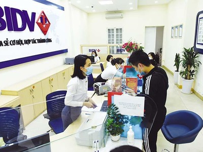 Một số ngân hàng thương mại đã giảm lãi suất cho vay, như BIDV giảm 1 - 1,5%/năm. Ảnh: Đ.T