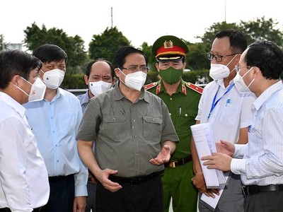 Thủ tướng Phạm Minh Chính nghe lực lượng chức năng báo cáo việc thực hiện Chỉ thị 16 tại phường Tân Phú, TP. Thủ Đức, TPHCM, ngày 11/7 (Ảnh: VGP)