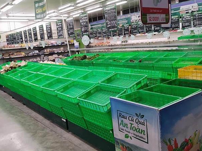 Mặt hàng thực phẩm tươi sống khan hiếm tại Siêu thị MM Mega Market Hưng Lợi (TP. Cần Thơ) trong ngày đầu tiên thực hiện giãn cách xã hội theo Chỉ thị 16 của Thủ tướng Chính phủ
