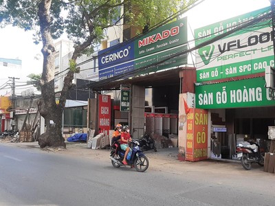 Những cửa hàng vật liệu xây dựng vắng khách trên phố Đại Mỗ. Ảnh: Việt Dương 