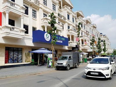 Dù dịch giã, nhà phố vẫn rất đắt hàng. Ảnh: Lê Toàn