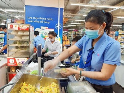 Các doanh nghiệp thực hiện "3 tại chỗ" kỳ vọng có thể hợp tác với các nhà hàng, khách sạn ngành du lịch đang phải tạm ngừng hoạt động trong việc cung ứng suất ăn thường xuyên cho doanh nghiệp (Ảnh minh hoạ: Bếp ăn tại Co.opmart chuẩn bị suất ăn cho người dân tại khu cách ly).