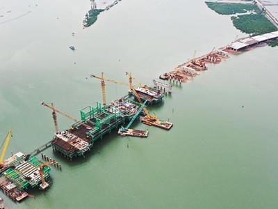 Cầu Cửa Lục 1 thi công đạt 70% khối lượng công việc. Ảnh: Đỗ Phương