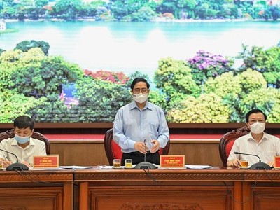 Thủ tướng Chính phủ Phạm Minh Chính chủ trì làm việc với TP Hà Nội về công tác phòng chống dịch Covid-19 và những nhiệm vụ, giải pháp thúc đẩy sản xuất, kinh doanh trong những tháng cuối năm 2021. (Ảnh: Thanh Hải)