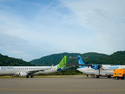 Hiện nay sân bay Côn Đảo chỉ có các đường bay do Bamboo Airways khai thác bằng tàu bay phản lực vùng Embraer E195 và VASCO khai thác bằng tàu bay phản lực cánh quạt ATR72.