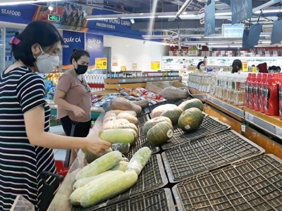 Quầy rau xanh tại TTTM VinCom Phạm Ngọc Thạch, tối 18/7.