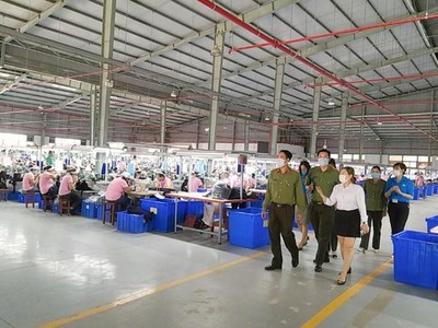 LĐLĐ tỉnh Lâm Đồng phối hợp kiểm tra công tác phòng, chống dịch COVID-19 tại nơi làm việc. Ảnh: Đức Thiệm